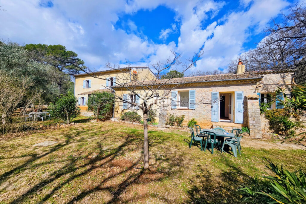 Bastide avec piscine sur plus d’1 hectare ? 2 habitations ? Le – 9 pièces – 5 chambres – 216.00 m²