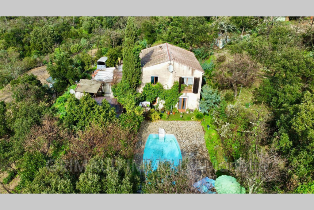 maison divisée en 2 habitations avec piscine et 5000m² de terr – 7 pièces – 5 chambres – 170.00 m²