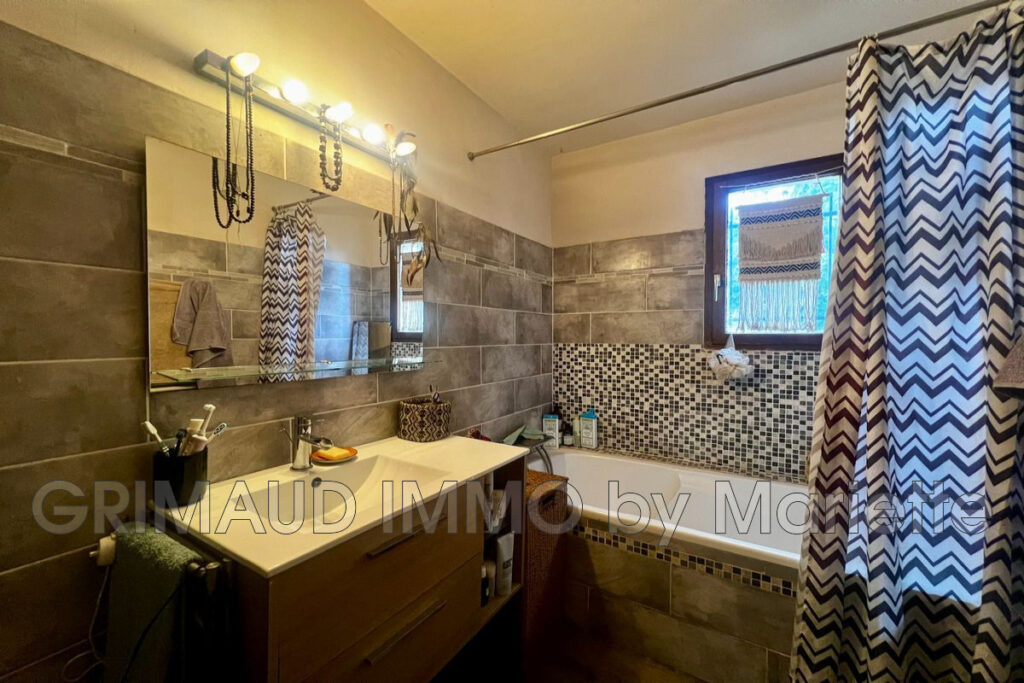 maison divisée en 2 habitations avec piscine et 5000m² de terr – 7 pièces – 5 chambres – 170.00 m²