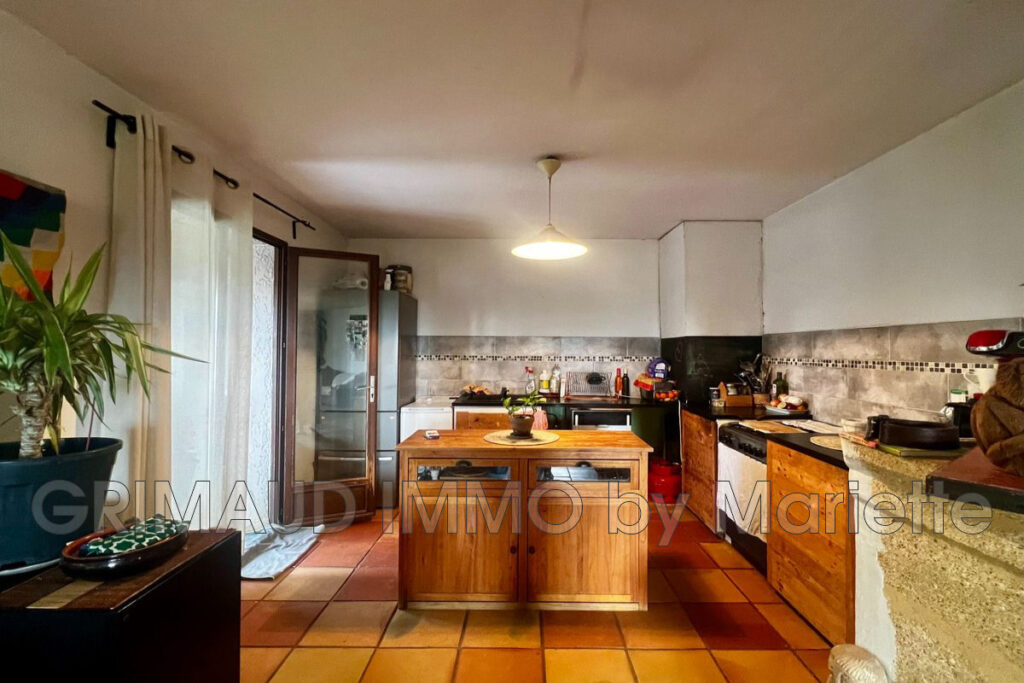 maison divisée en 2 habitations avec piscine et 5000m² de terr – 7 pièces – 5 chambres – 170.00 m²