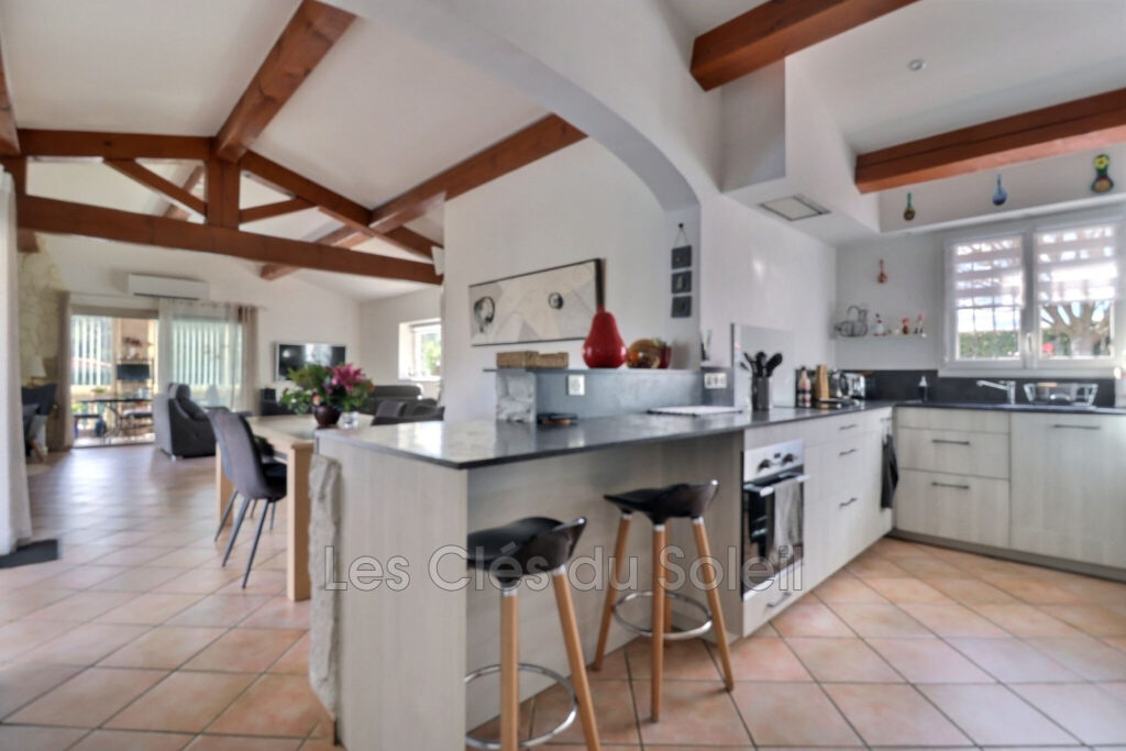 Maison plain-pied  140 m² au sol avec piscine et vue dégagée – – 4 pièces – 3 chambres – 138.00 m²