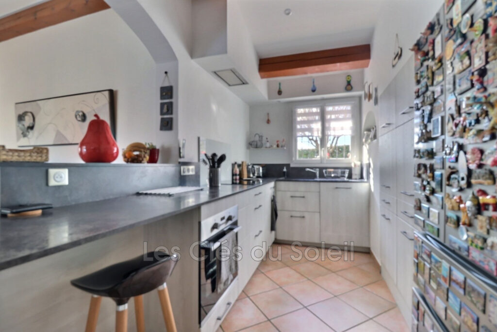 Maison plain-pied  140 m² au sol avec piscine et vue dégagée – – 4 pièces – 3 chambres – 138.00 m²