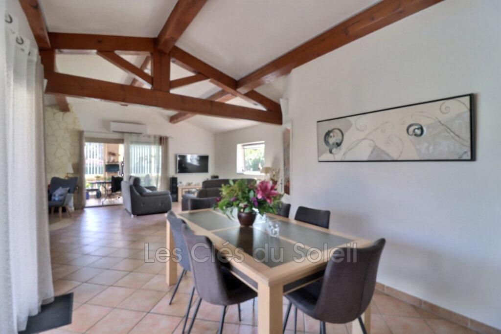 Maison plain-pied  140 m² au sol avec piscine et vue dégagée – – 4 pièces – 3 chambres – 138.00 m²