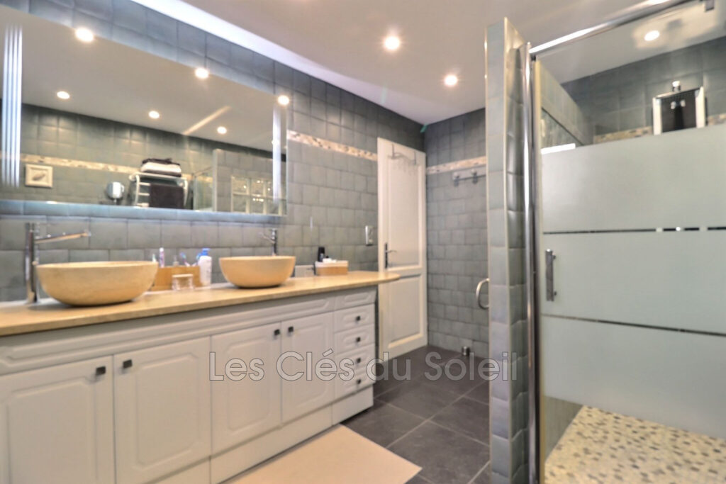 Maison plain-pied  140 m² au sol avec piscine et vue dégagée – – 4 pièces – 3 chambres – 138.00 m²