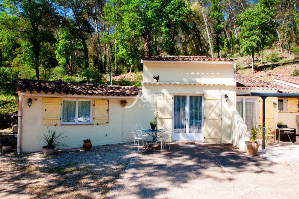 A vendre à Salernes propriété idéale gites sur un terrain de 3 – 15 pièces – 9 chambres – 325.00 m²