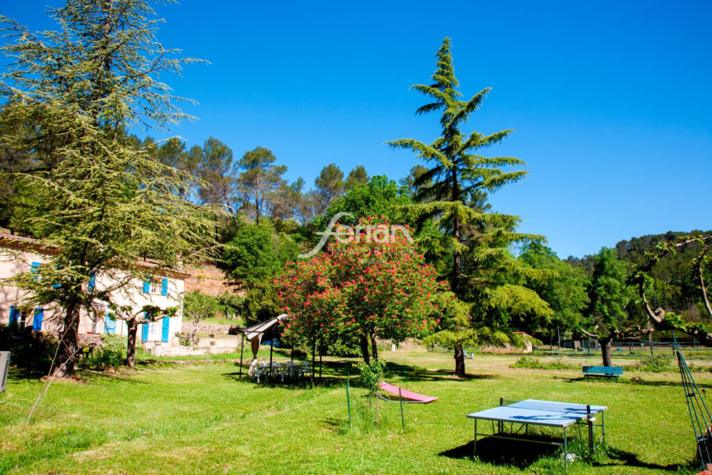 A vendre à Salernes propriété idéale gites sur un terrain de 3 – 15 pièces – 9 chambres – 325.00 m²