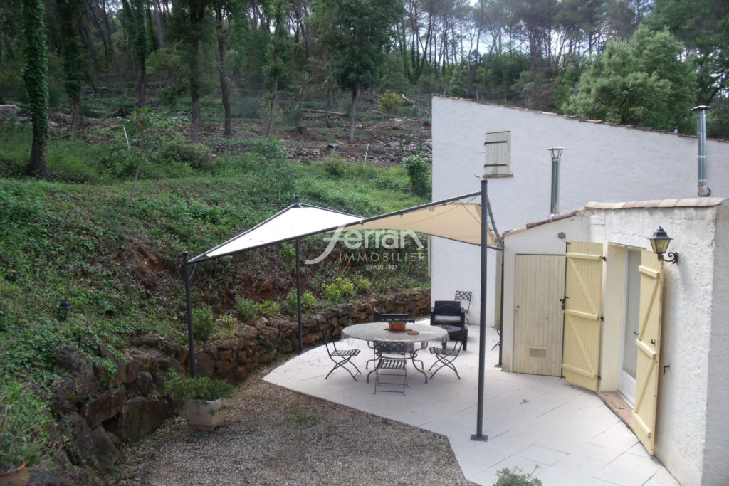 A vendre à Salernes propriété idéale gites sur un terrain de 3 – 15 pièces – 9 chambres – 325.00 m²