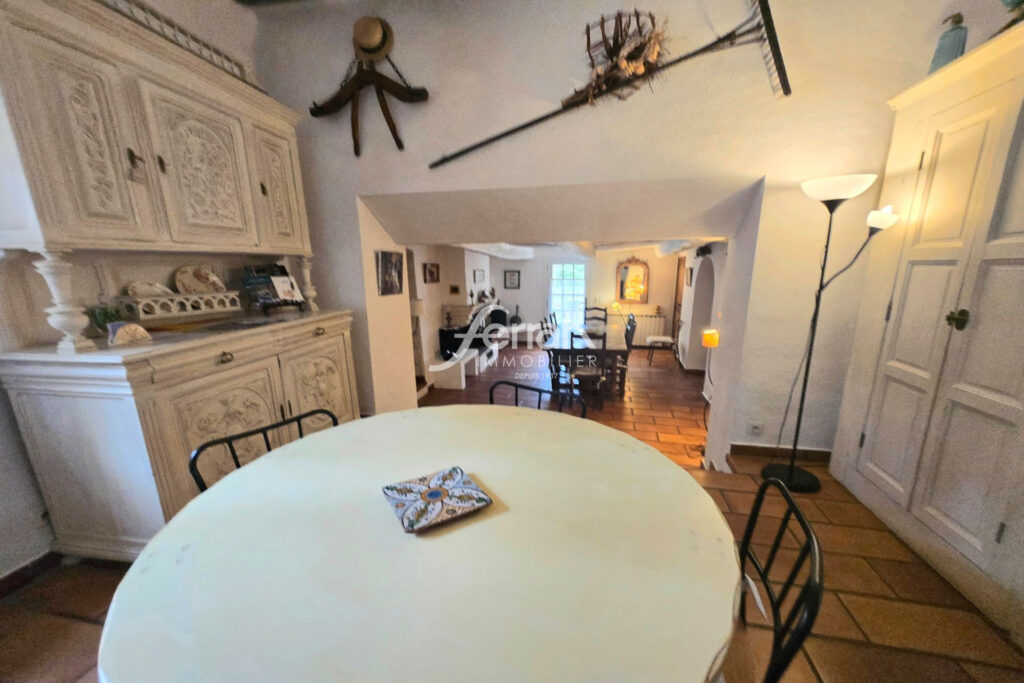 A vendre à Salernes propriété idéale gites sur un terrain de 3 – 15 pièces – 9 chambres – 325.00 m²