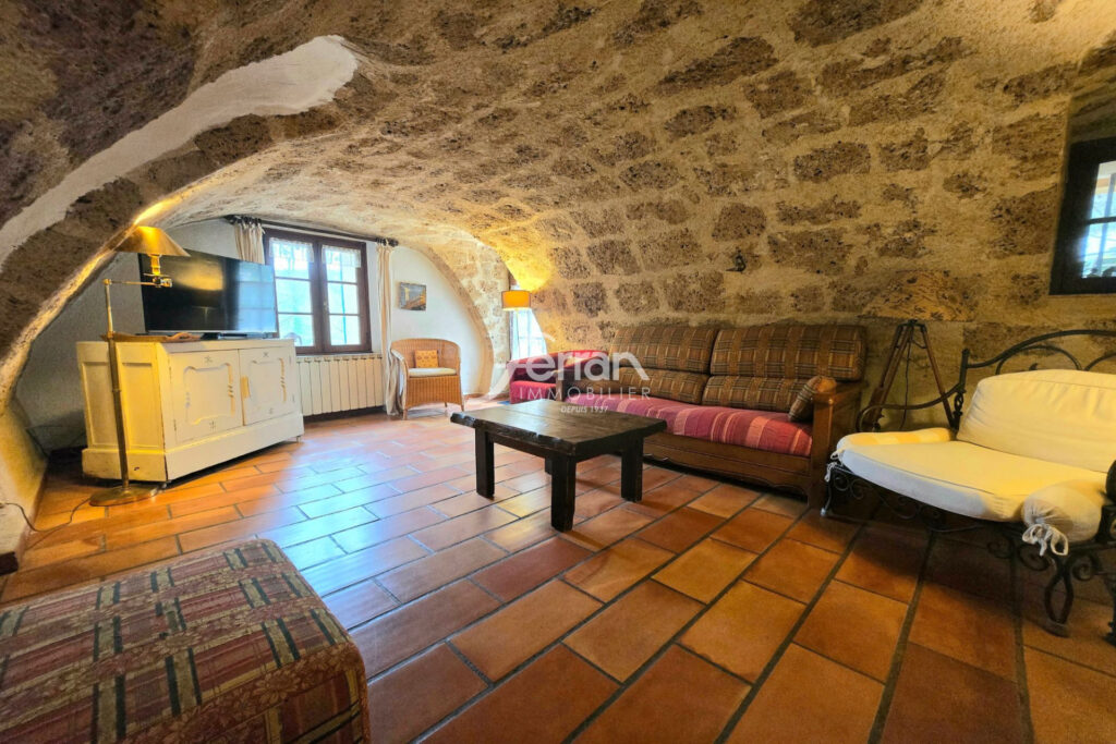 A vendre à Salernes propriété idéale gites sur un terrain de 3 – 15 pièces – 9 chambres – 325.00 m²