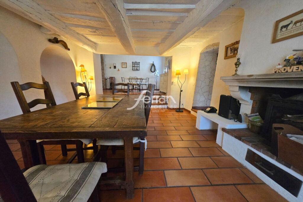 A vendre à Salernes propriété idéale gites sur un terrain de 3 – 15 pièces – 9 chambres – 325.00 m²