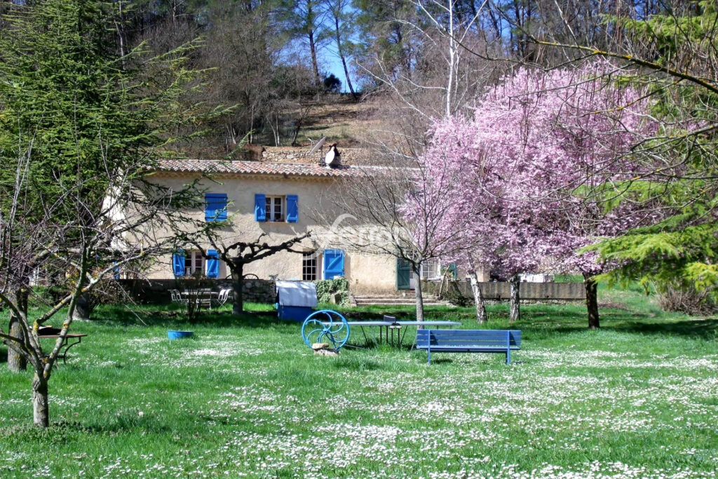 A vendre à Salernes propriété idéale gites sur un terrain de 3 – 15 pièces – 9 chambres – 325.00 m²
