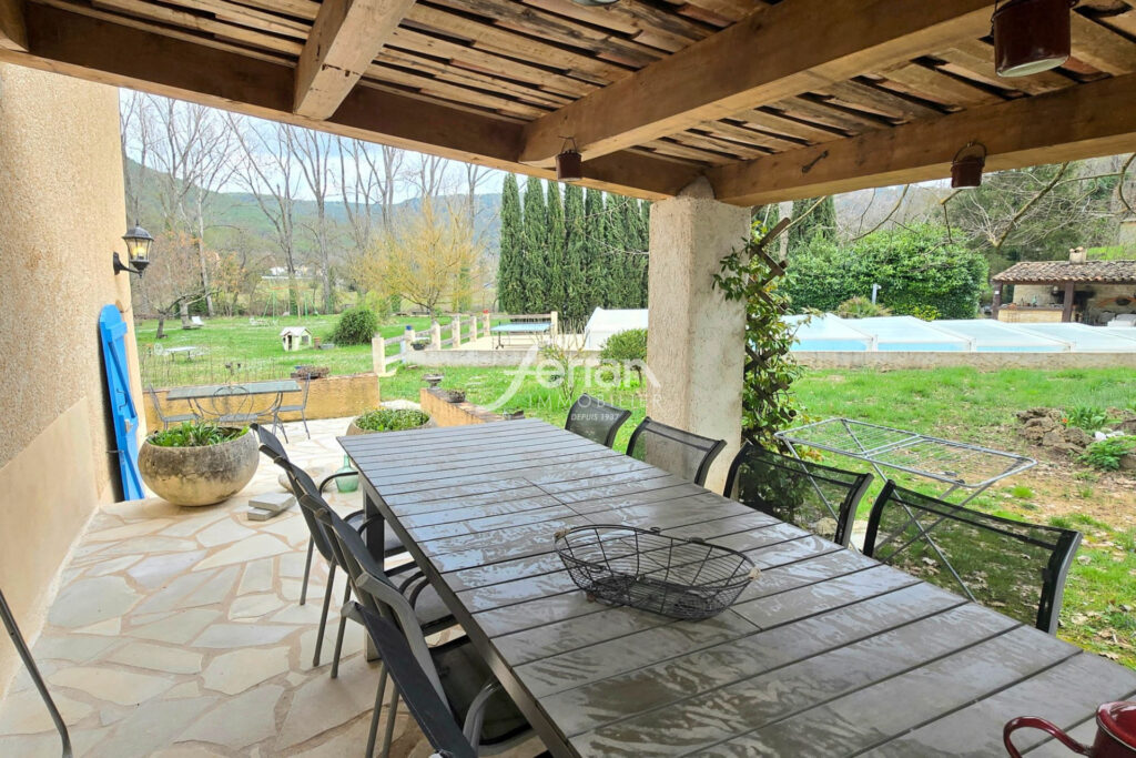 A vendre à Salernes propriété idéale gites sur un terrain de 3 – 15 pièces – 9 chambres – 325.00 m²