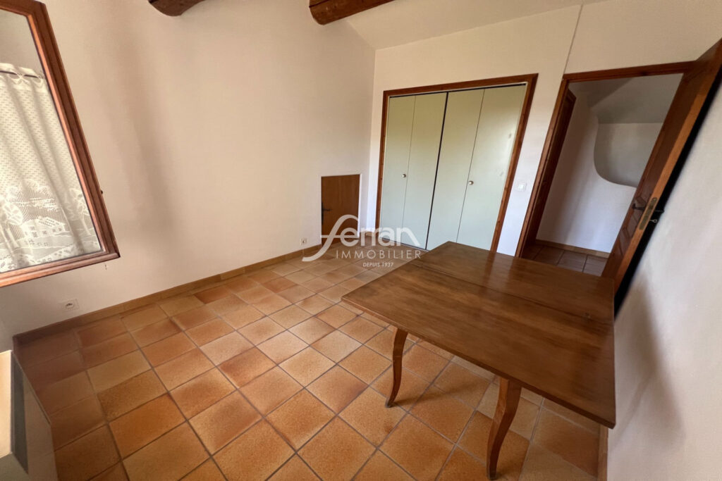 A Trans-en-Provence, maison 4 chambres sur terrain de 1870 m2. – 5 pièces – 4 chambres – 115.00 m²