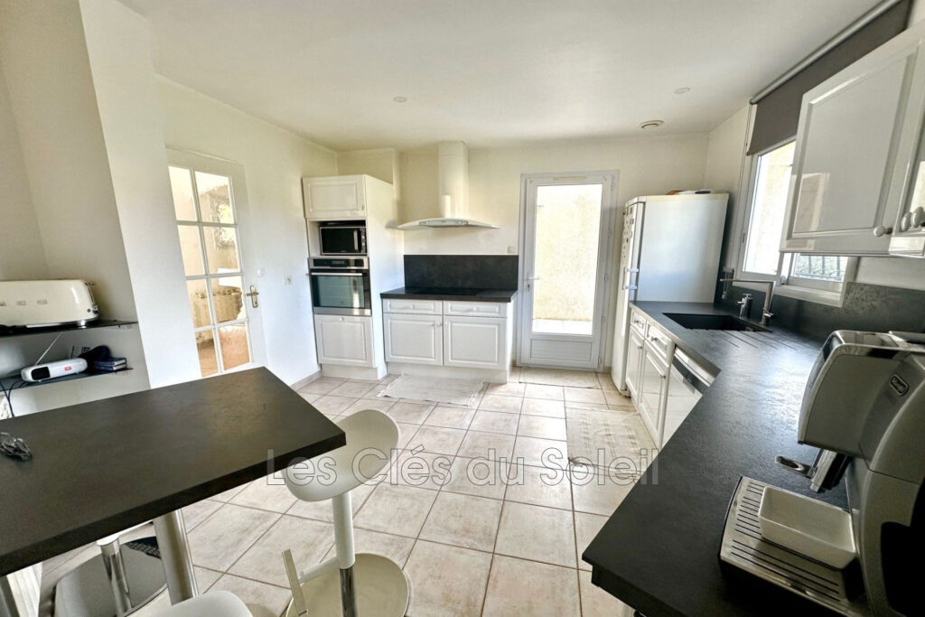 Situé dans un quartier résidentiel, calme et recherché, cette  – 4 pièces – 3 chambres – 125.00 m²