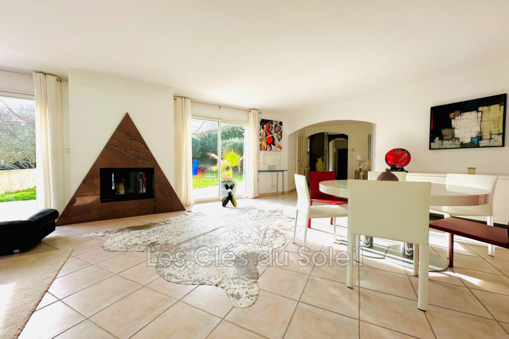 Situé dans un quartier résidentiel, calme et recherché, cette  – 4 pièces – 3 chambres – 125.00 m²