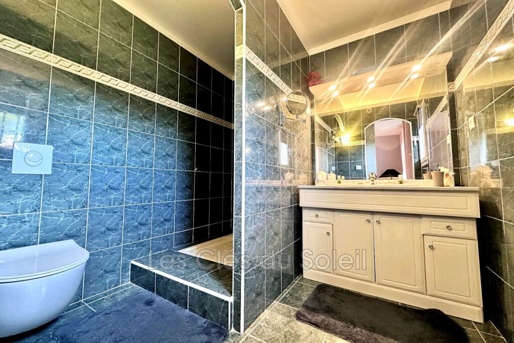 Situé dans un quartier résidentiel, calme et recherché, cette  – 4 pièces – 3 chambres – 125.00 m²