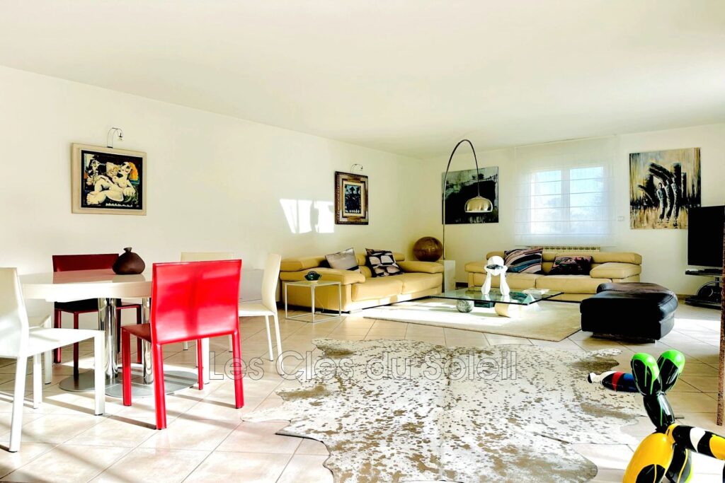 Situé dans un quartier résidentiel, calme et recherché, cette  – 4 pièces – 3 chambres – 125.00 m²