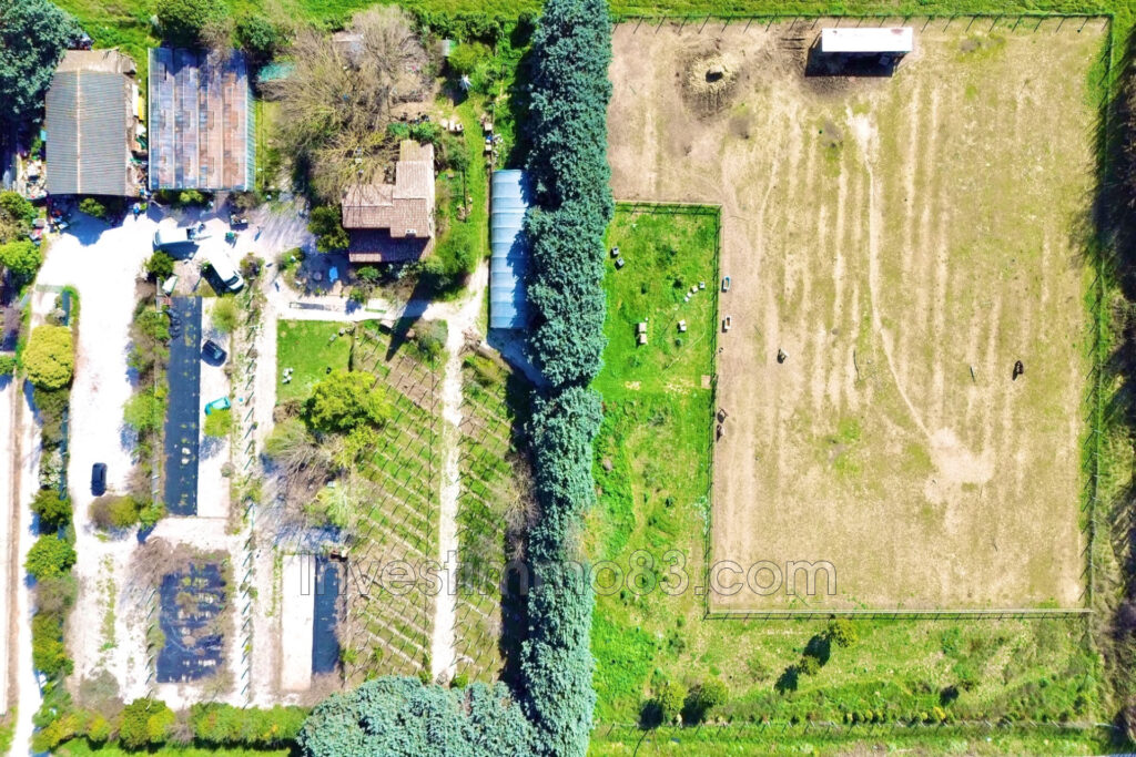 Sur FUVEAU, en zone agricole, en bordure de la D6, grand domai – 4 pièces – 3 chambres – 120.00 m²