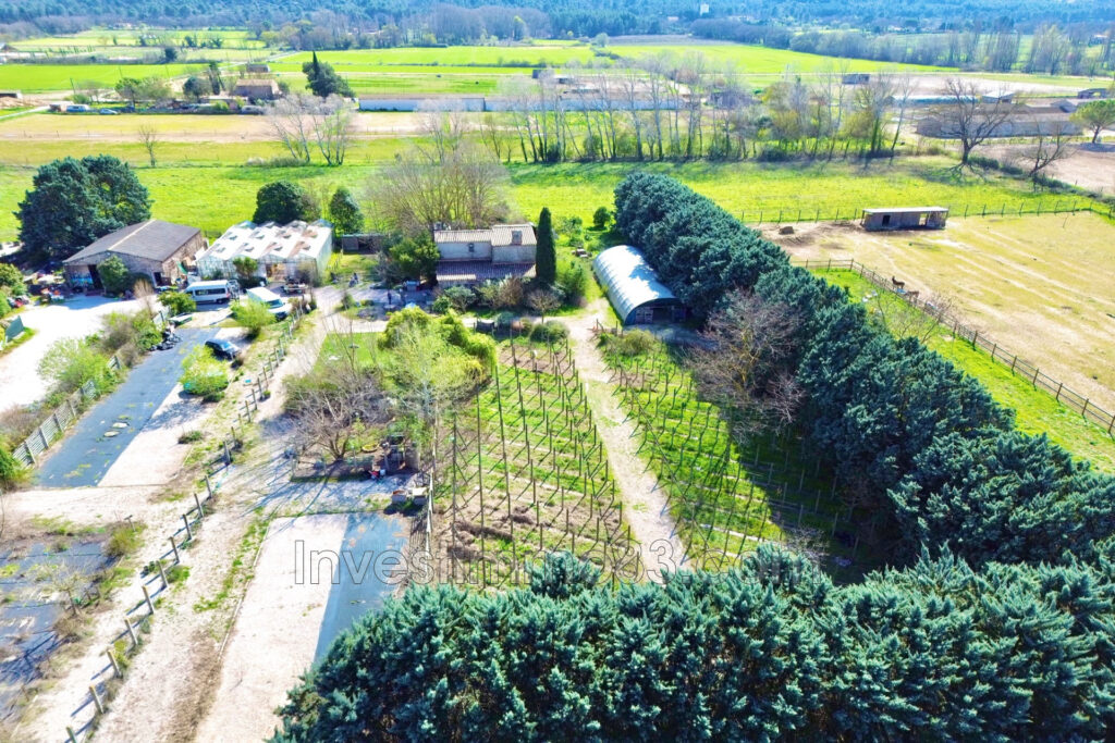 Sur FUVEAU, en zone agricole, en bordure de la D6, grand domai – 4 pièces – 3 chambres – 120.00 m²