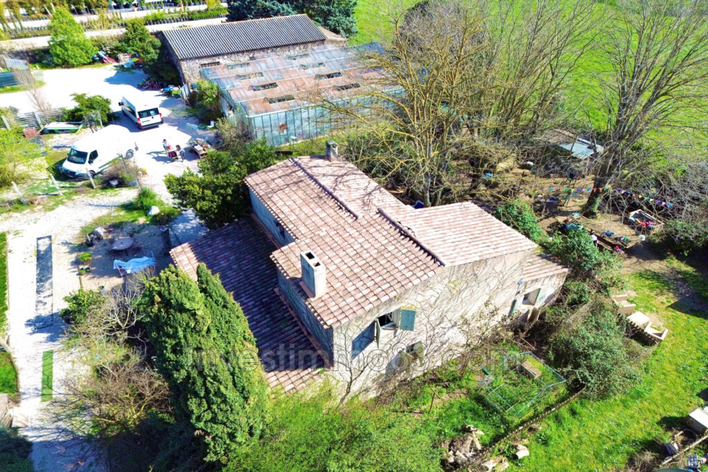 Sur FUVEAU, en zone agricole, en bordure de la D6, grand domai – 4 pièces – 3 chambres – 120.00 m²