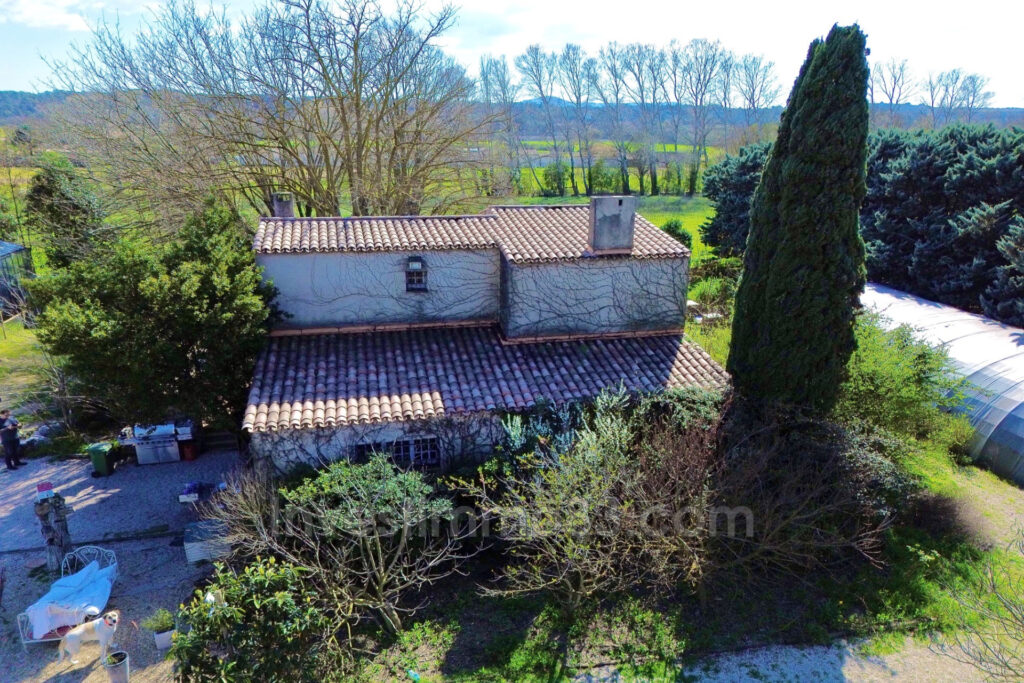 Sur FUVEAU, en zone agricole, en bordure de la D6, grand domai – 4 pièces – 3 chambres – 120.00 m²