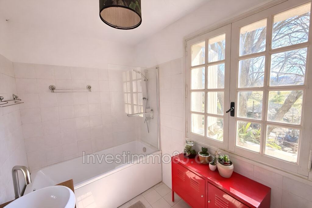 Sur FUVEAU, en zone agricole, en bordure de la D6, grand domai – 4 pièces – 3 chambres – 120.00 m²