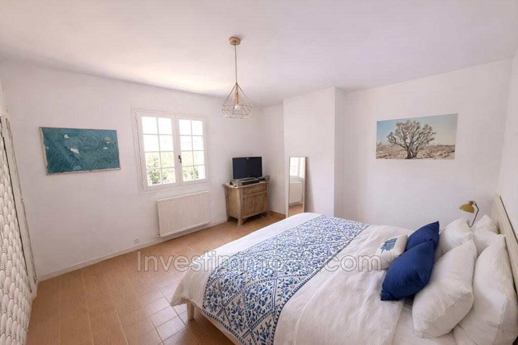 Sur FUVEAU, en zone agricole, en bordure de la D6, grand domai – 4 pièces – 3 chambres – 120.00 m²