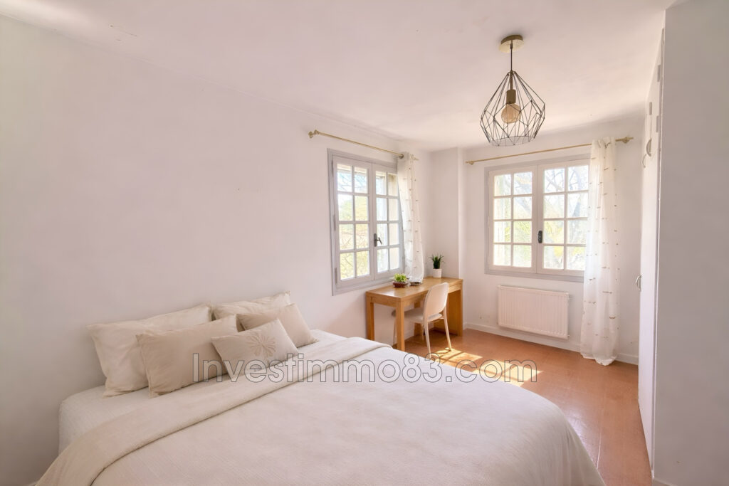 Sur FUVEAU, en zone agricole, en bordure de la D6, grand domai – 4 pièces – 3 chambres – 120.00 m²