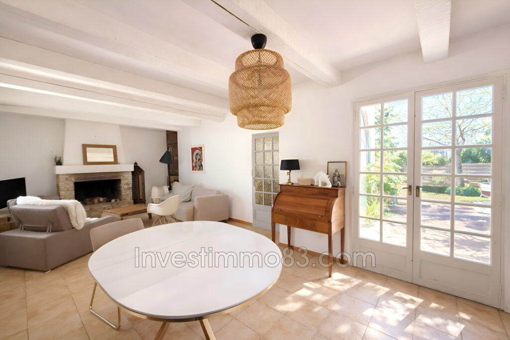 Sur FUVEAU, en zone agricole, en bordure de la D6, grand domai – 4 pièces – 3 chambres – 120.00 m²