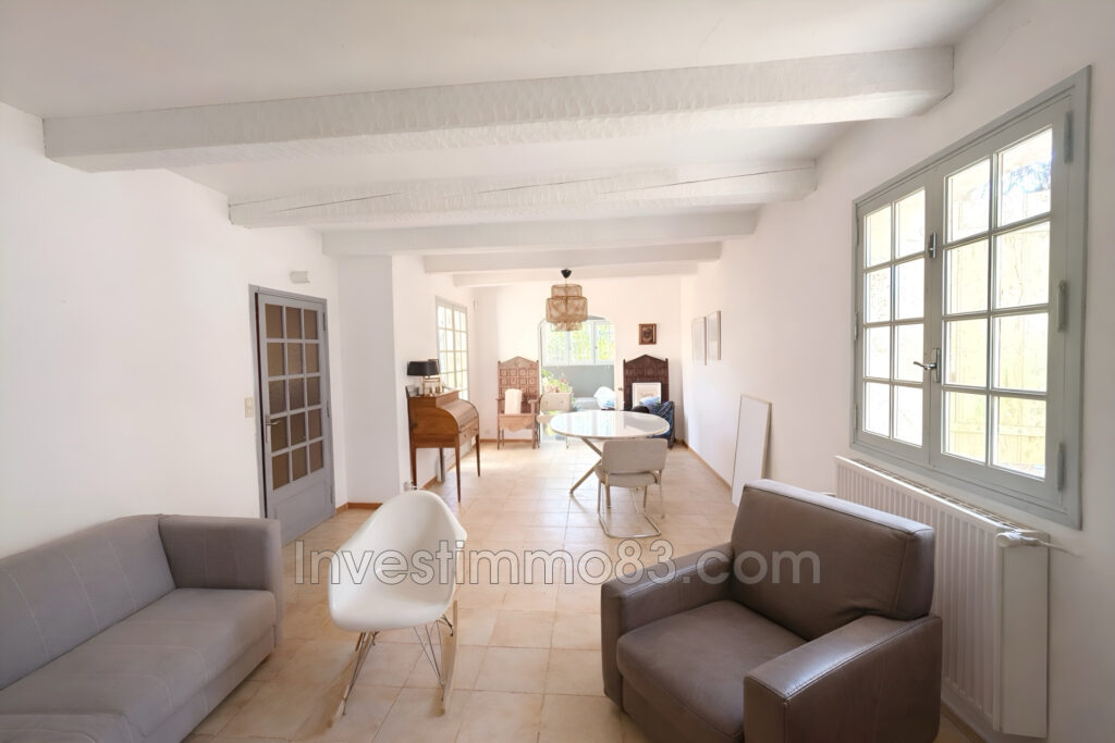 Sur FUVEAU, en zone agricole, en bordure de la D6, grand domai – 4 pièces – 3 chambres – 120.00 m²