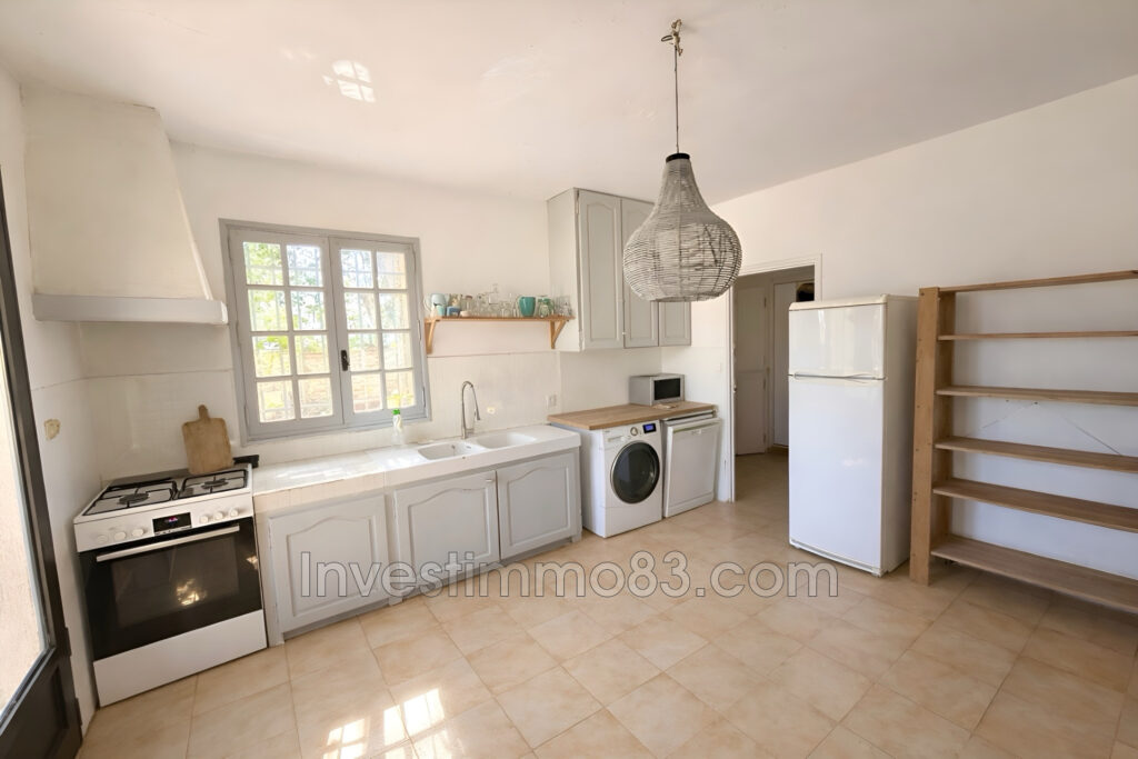 Sur FUVEAU, en zone agricole, en bordure de la D6, grand domai – 4 pièces – 3 chambres – 120.00 m²