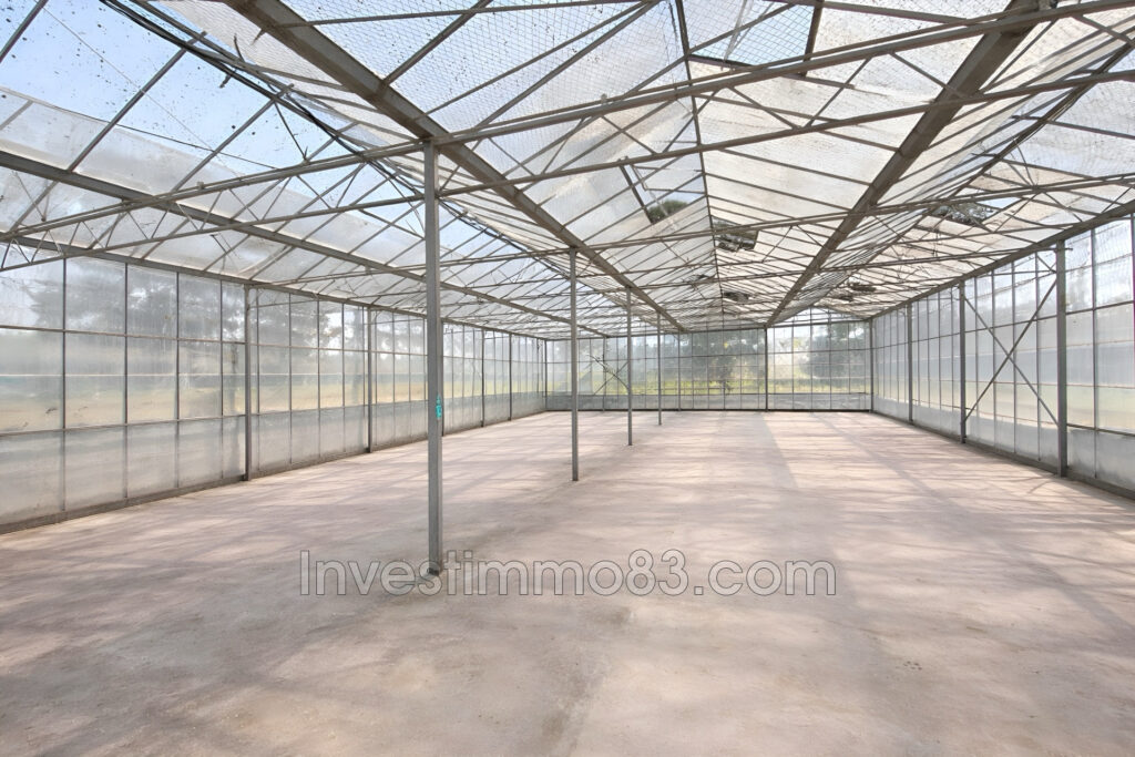 Sur FUVEAU, en zone agricole, en bordure de la D6, grand domai – 4 pièces – 3 chambres – 120.00 m²