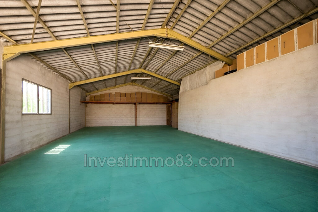 Sur FUVEAU, en zone agricole, en bordure de la D6, grand domai – 4 pièces – 3 chambres – 120.00 m²