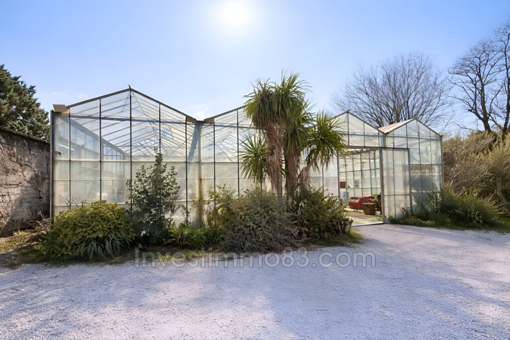 Sur FUVEAU, en zone agricole, en bordure de la D6, grand domai – 4 pièces – 3 chambres – 120.00 m²