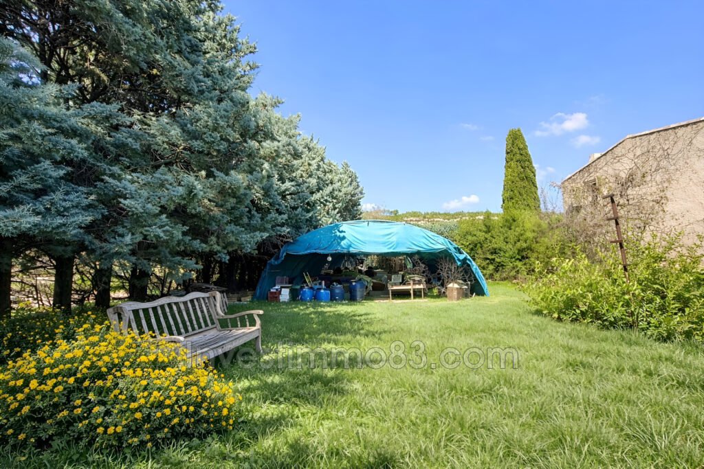 Sur FUVEAU, en zone agricole, en bordure de la D6, grand domai – 4 pièces – 3 chambres – 120.00 m²