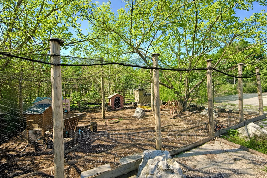 Sur FUVEAU, en zone agricole, en bordure de la D6, grand domai – 4 pièces – 3 chambres – 120.00 m²