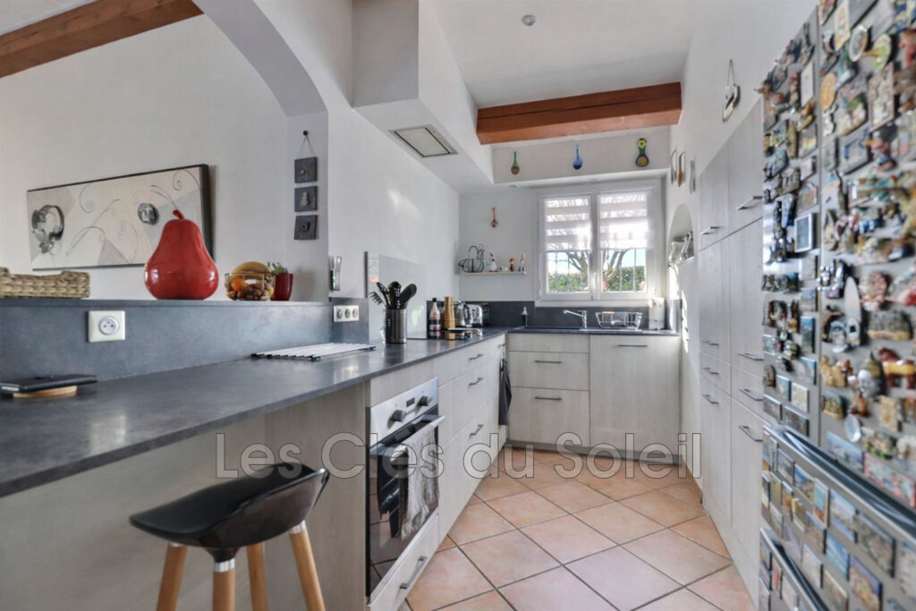 Maison plain-pied  140 m² au sol avec piscine et vue dégagée – – 4 pièces – 3 chambres – 138.00 m²