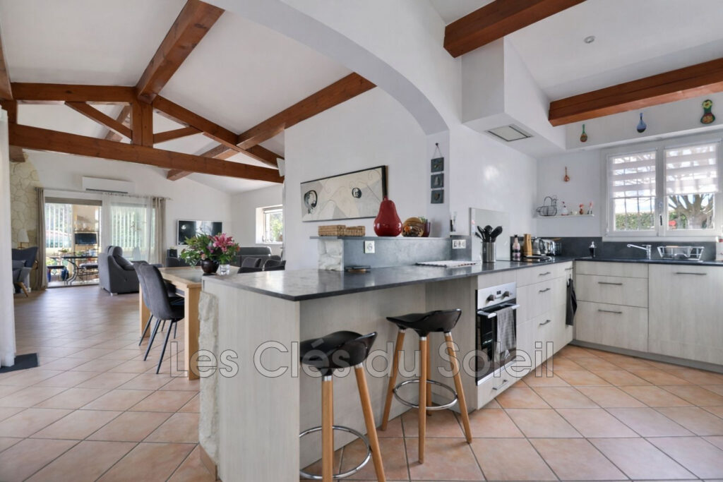 Maison plain-pied  140 m² au sol avec piscine et vue dégagée – – 4 pièces – 3 chambres – 138.00 m²