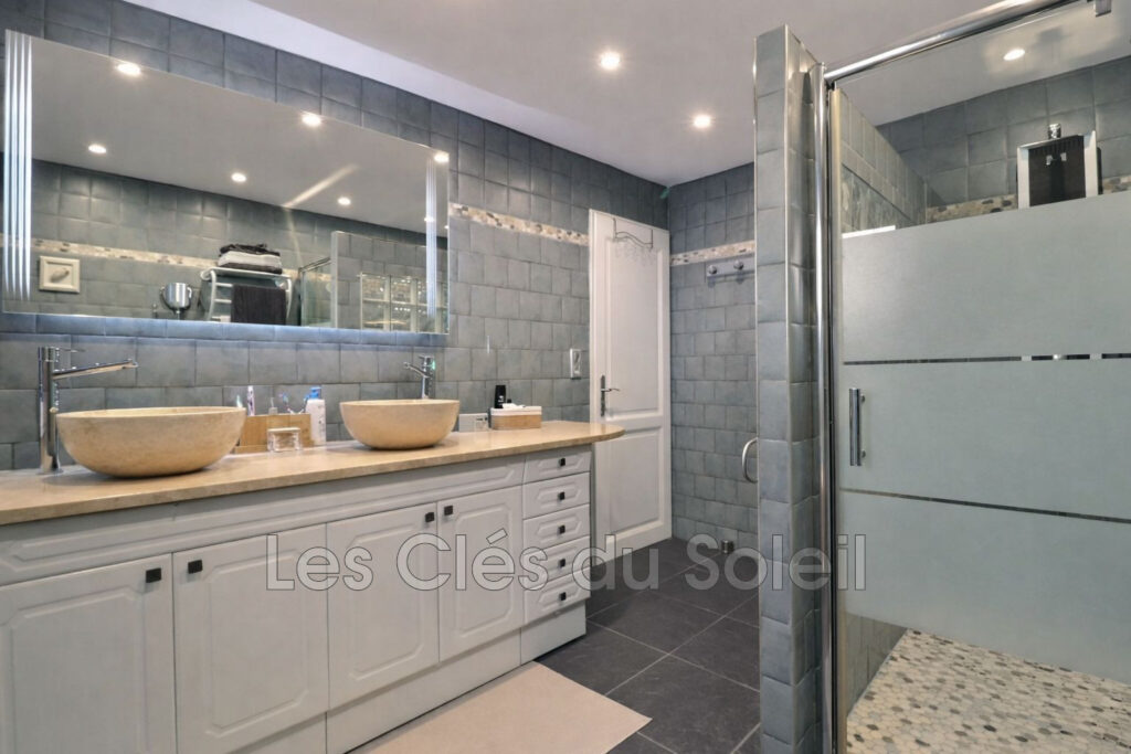 Maison plain-pied  140 m² au sol avec piscine et vue dégagée – – 4 pièces – 3 chambres – 138.00 m²