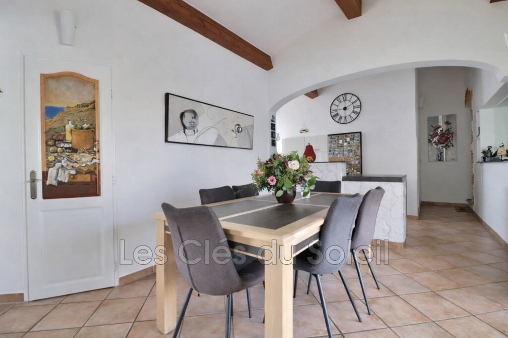 Maison plain-pied  140 m² au sol avec piscine et vue dégagée – – 4 pièces – 3 chambres – 138.00 m²