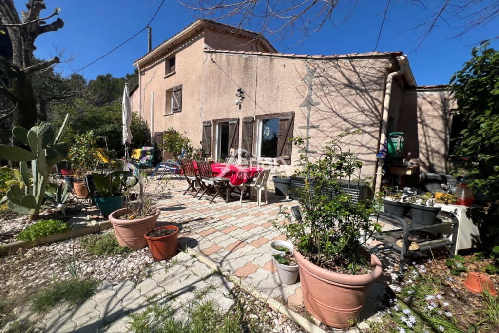 A vendre à Draguignan Ancienne bergerie composée d’un T4 et d’ – 7 pièces – 4 chambres – 142.00 m²