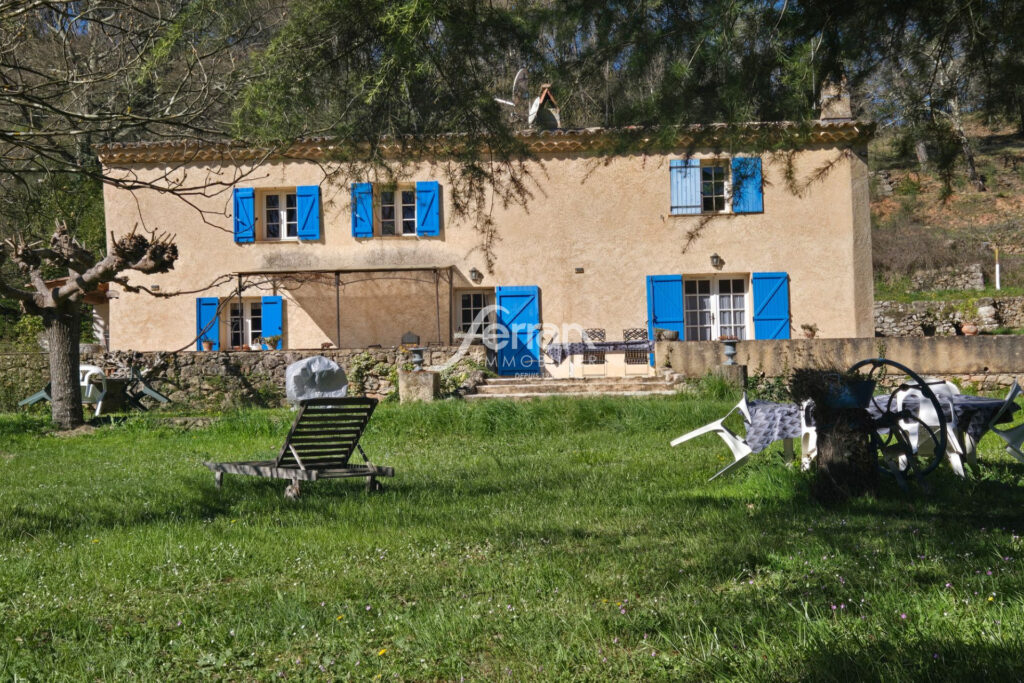 A vendre à Salernes propriété idéale gites sur un terrain de 3 – 15 pièces – 9 chambres – 325.00 m²