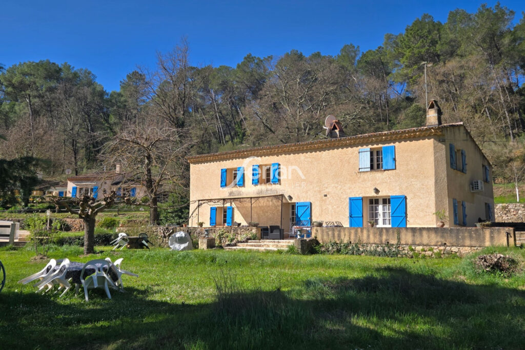 A vendre à Salernes propriété idéale gites sur un terrain de 3 – 15 pièces – 9 chambres – 325.00 m²