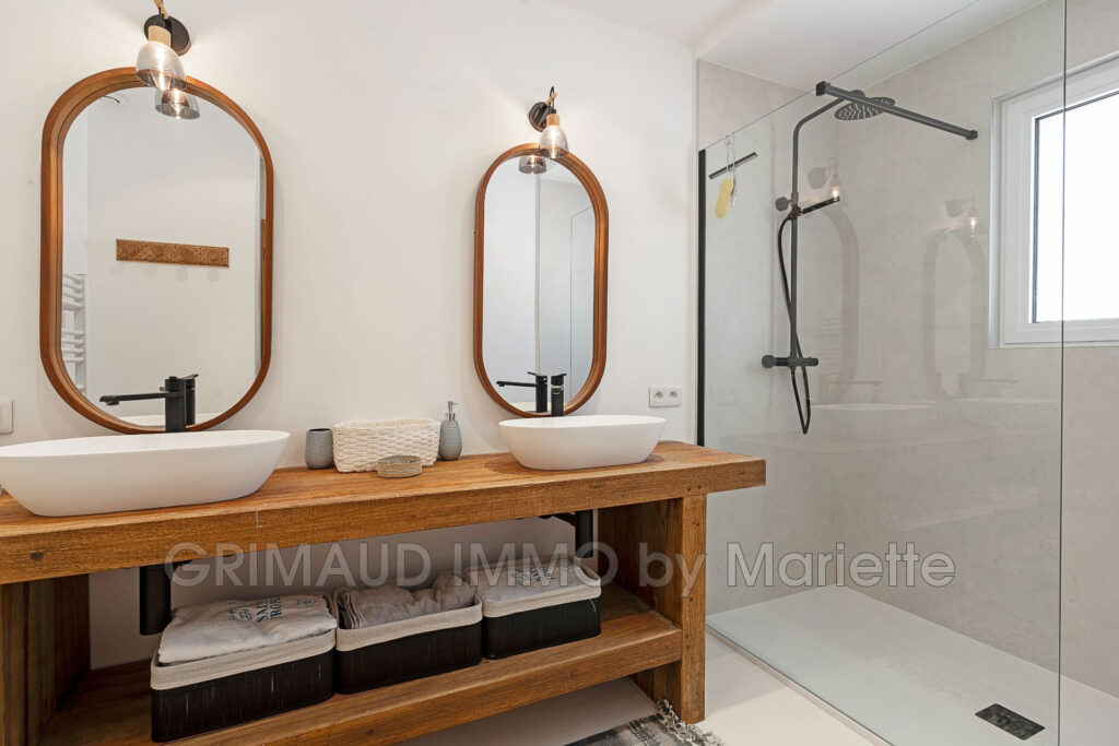 belle propriéte a pied des plages   – 5 pièces – 4 chambres – 197.00 m²