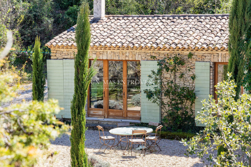 Mas Provençal de Charme avec Piscine ? Vue sur les Collines du – NR pièces – 4 chambres – 190.00 m²