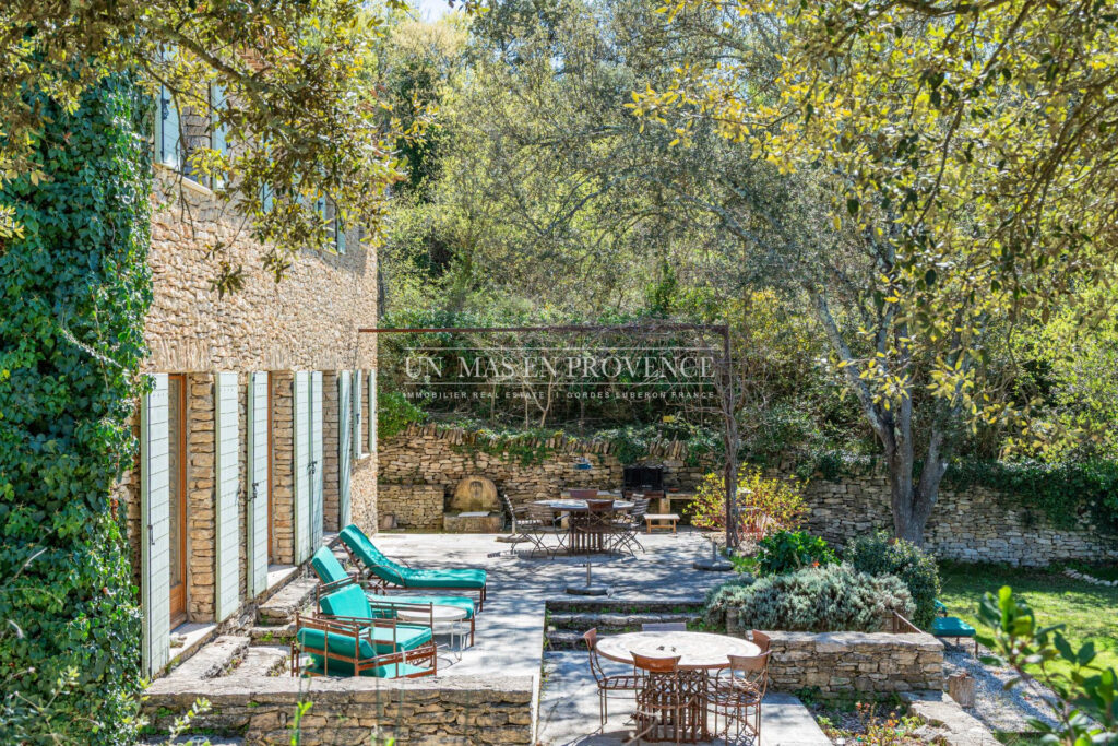 Mas Provençal de Charme avec Piscine ? Vue sur les Collines du – NR pièces – 4 chambres – 190.00 m²
