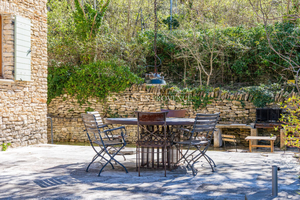 Mas Provençal de Charme avec Piscine ? Vue sur les Collines du – NR pièces – 4 chambres – 190.00 m²