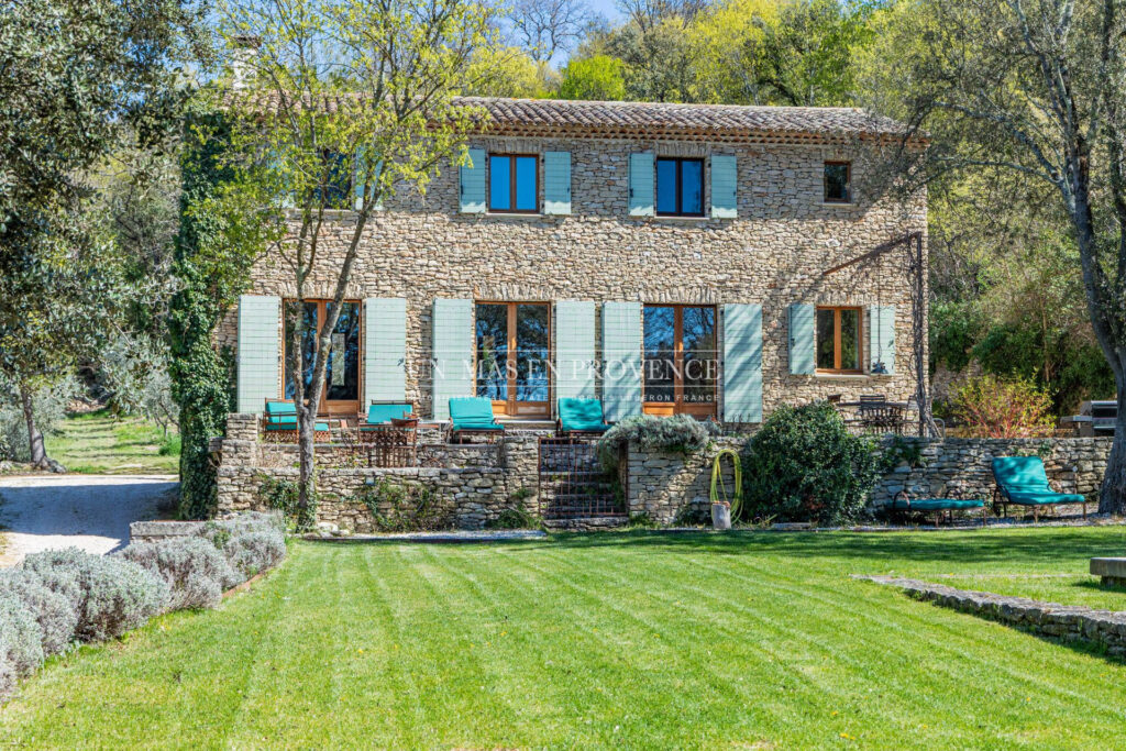 Mas Provençal de Charme avec Piscine ? Vue sur les Collines du – NR pièces – 4 chambres – 190.00 m²