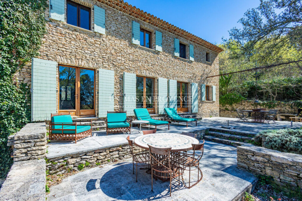 Mas Provençal de Charme avec Piscine ? Vue sur les Collines du – NR pièces – 4 chambres – 190.00 m²