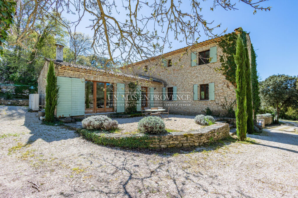 Mas Provençal de Charme avec Piscine ? Vue sur les Collines du – NR pièces – 4 chambres – 190.00 m²